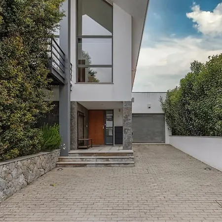 Equinox: Elegant W/pool Next To Golf & Sintra